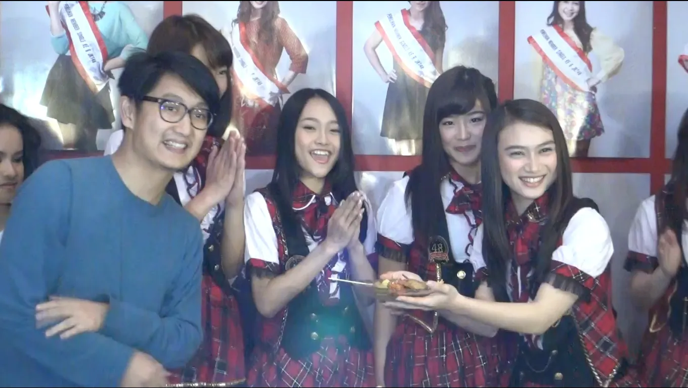 Potong tumpeng member JKT48 dan Awi Suryadi | Foto: ©Kapanlagi.com