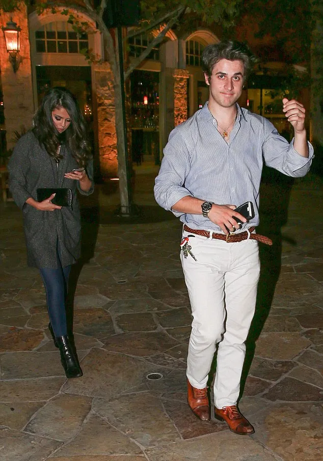 Selena Gomez dan David Henrie tertangkap makan malam bersama © Splashnews.com