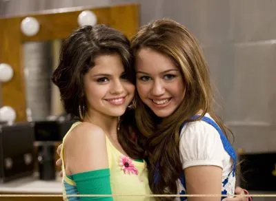 Pertemanan Selena - Miley memang sudah lama terjalin. @selenagluv.blogspot.com