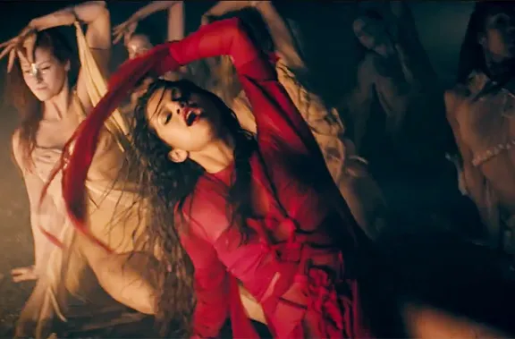 Di klip ini, Selena benar-benar cantik @style.mtv.com