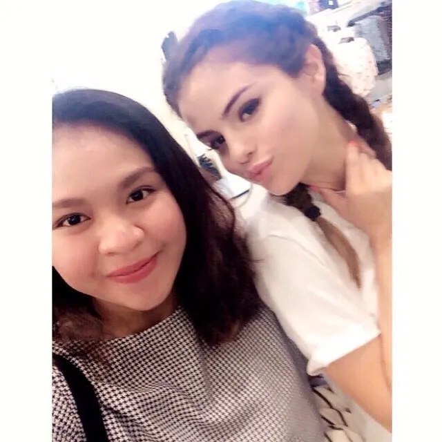 Anggia, salah satu Selenator INA yang beruntung bisa mendapat kesempatan selfie bersama Selena Gomez © instagram.com/ina_selenator