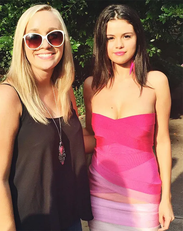 Selena Gomez pakai dress pink yang hot di set NEIGHBORS 2/©hollywoodlife.com