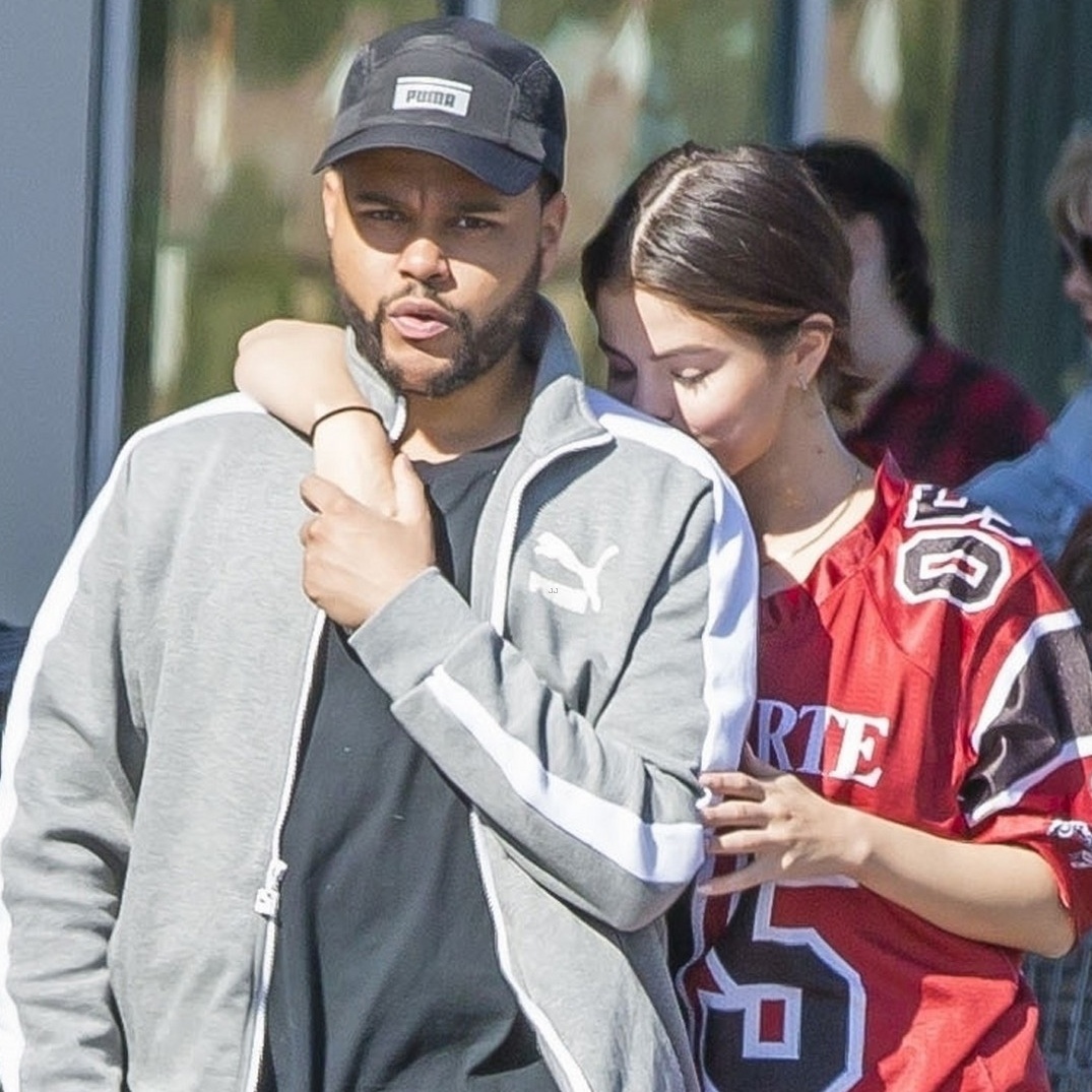 Sambil memeluk, Selena juga cium punggung The Weeknd © Just Jared