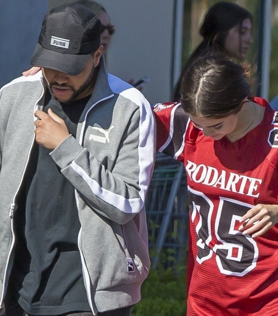Selena terlihat peluk The Weeknd © Just Jared