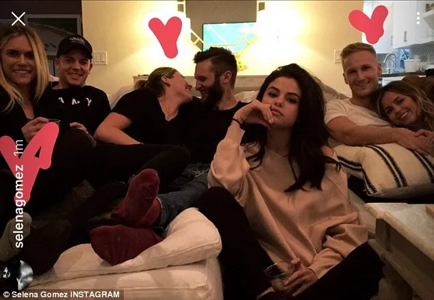 Selena Gomez berada di tengah kemesraan teman-temannya yang membawa pasangan, ke mana The Weeknd? © Dailymail/instagram.com/selenagomez