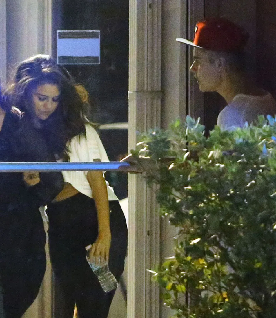 Justin Bieber membukakan pintu untuk Selena Gomez @justjared.com