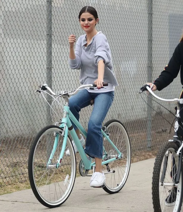 Selena Gomez terlihat bahagia © dailymail.co.uk
