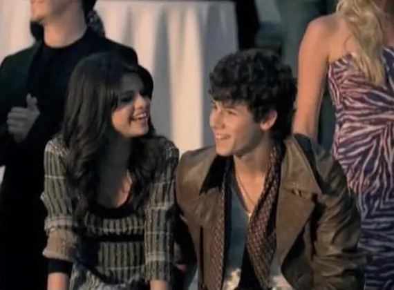 Selena Gomez dan Nick Jonas saat masih pacaran. ©celebuzz.com