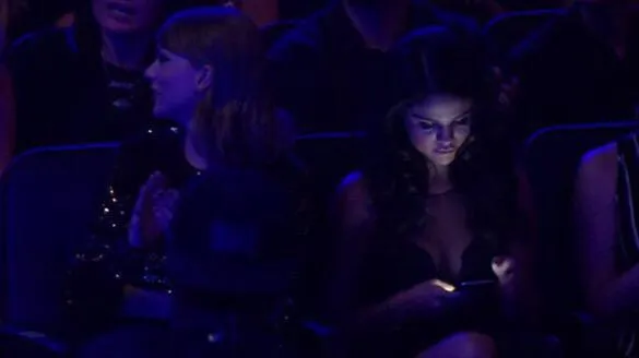 Wajah Selena Gomez saat JB beraksi di atas panggung © Twitter.com/TweetLikeGirIs