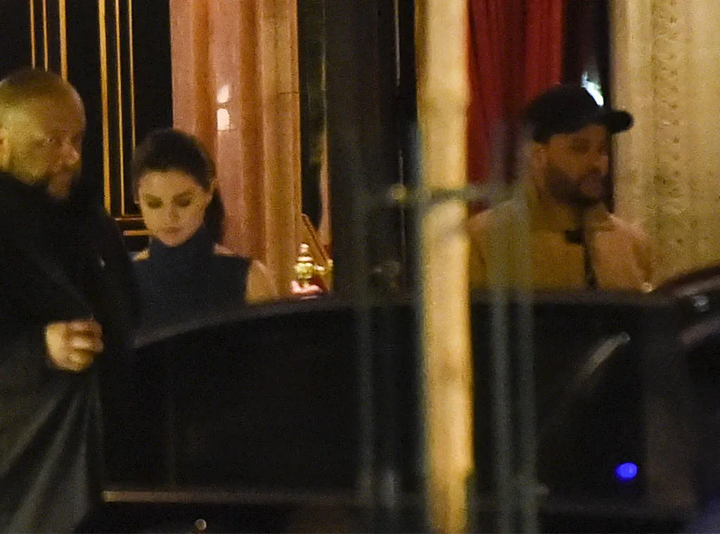 Selena dan The Weeknd usai dinner romantis di Paris © eonline.com