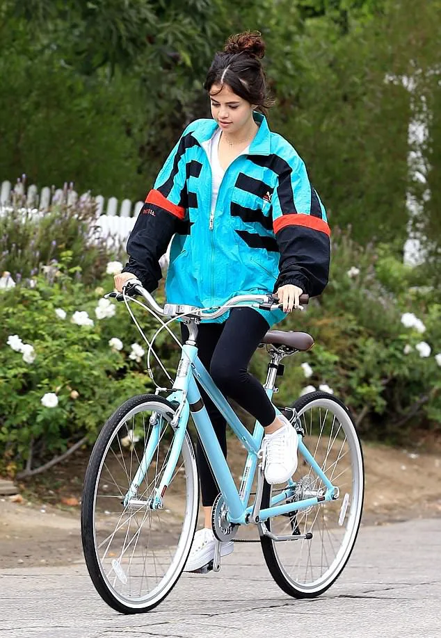 Jaket yang dikenakan Selena ini adalah milik sang mantan © dailymail.co.uk