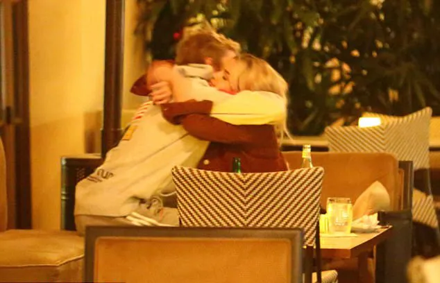 Selena peluk mesra Justin © dailymail.co.uk