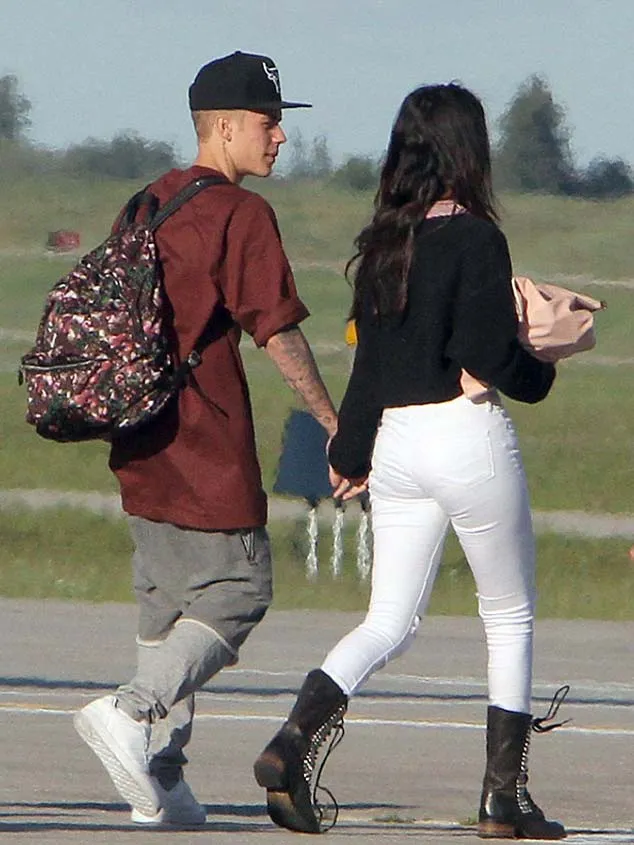 Justin gandeng mesra Selena ©fameflynet.com