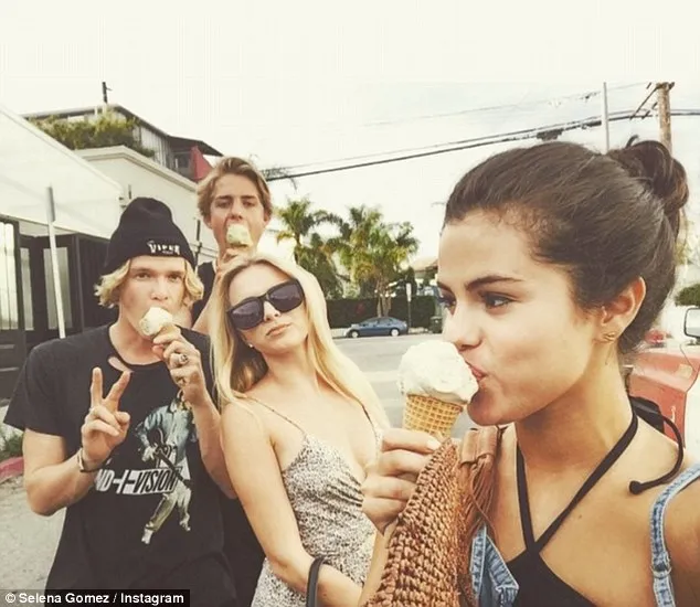 Inilah foto selfie Cody dan Selena yang bikin heboh internet @ instagram.com/selenagomez
