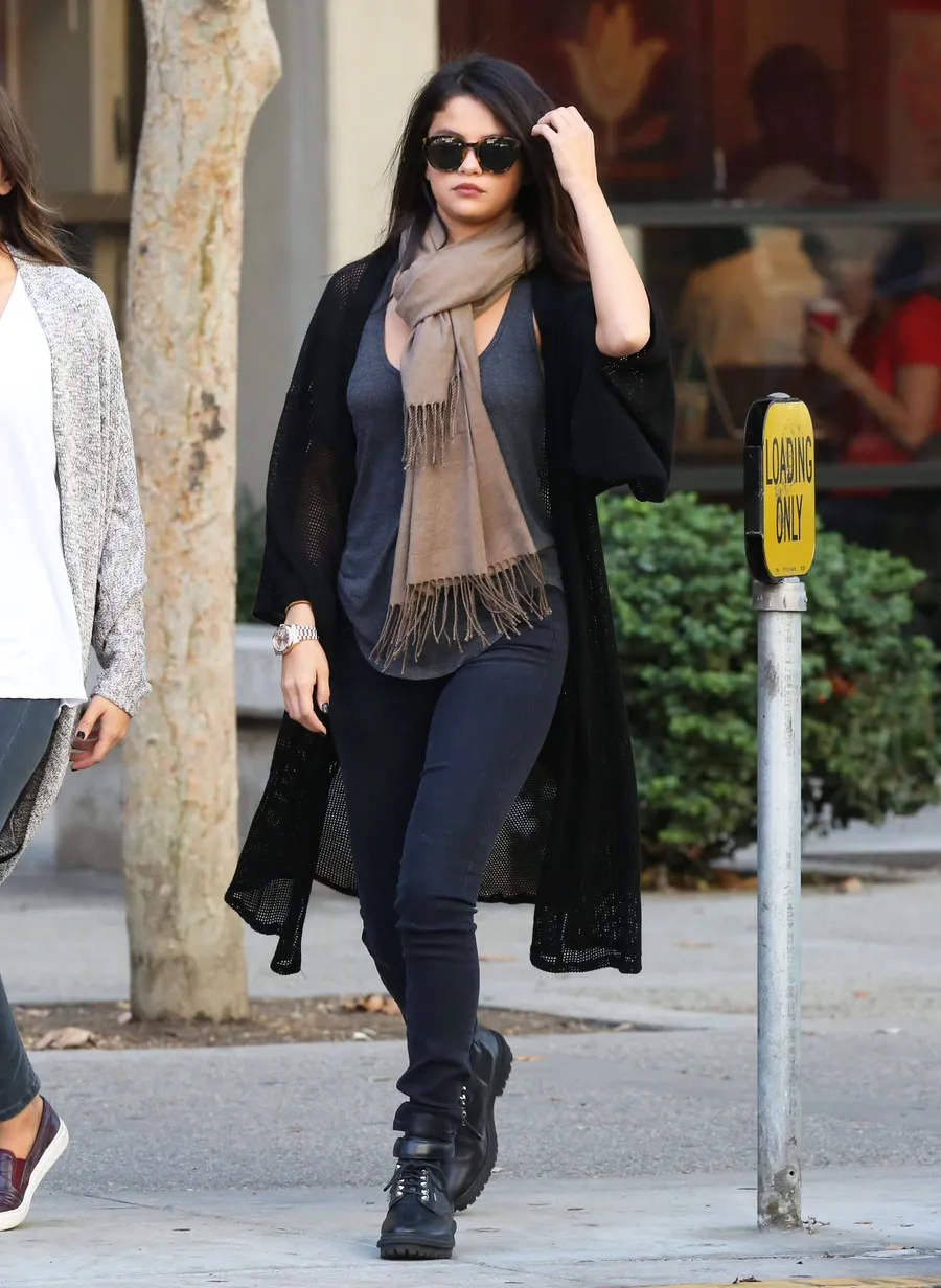 Penampilan Selena yang terkesan grunge ©fameflynet.com