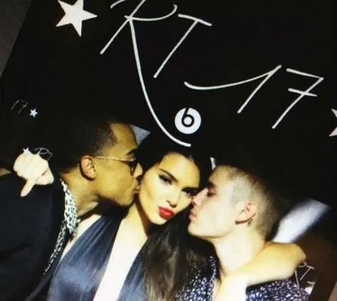 Photoboot mesra Kendall, Justin, dan Khalil @ instagram.com/kendalljenner