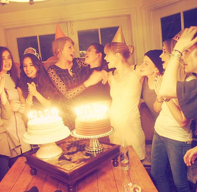 Swift dan Selena terlihat bahagia @ instagram.com/taylorswift
