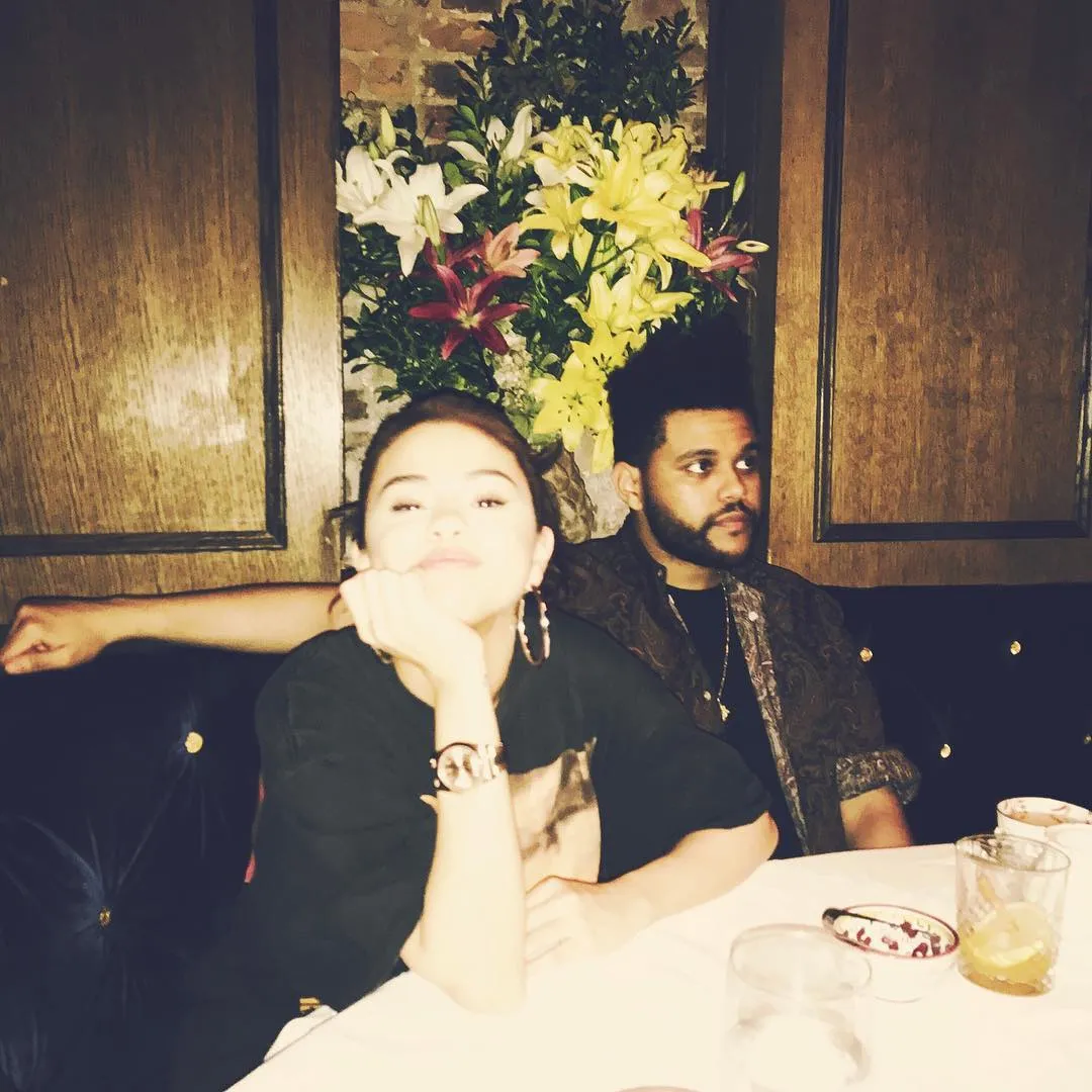 Selena terlihat cute dan manja di samping The Weeknd © instagram.com/selenagomez