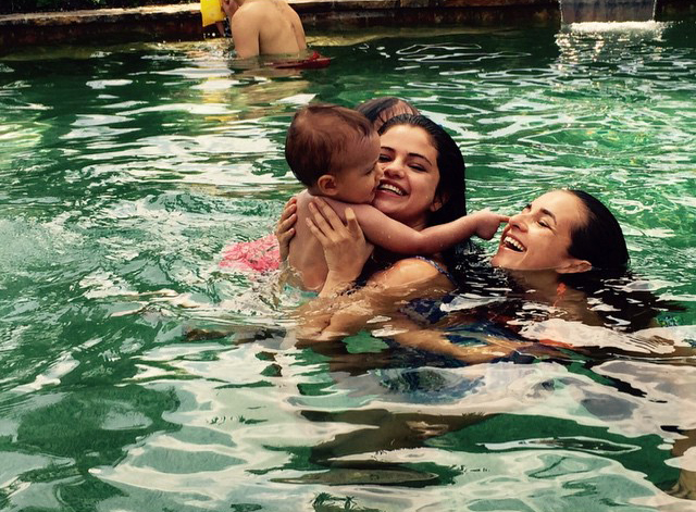 Selena bak seorang ibu muda @ instagram.com/selenagomez
