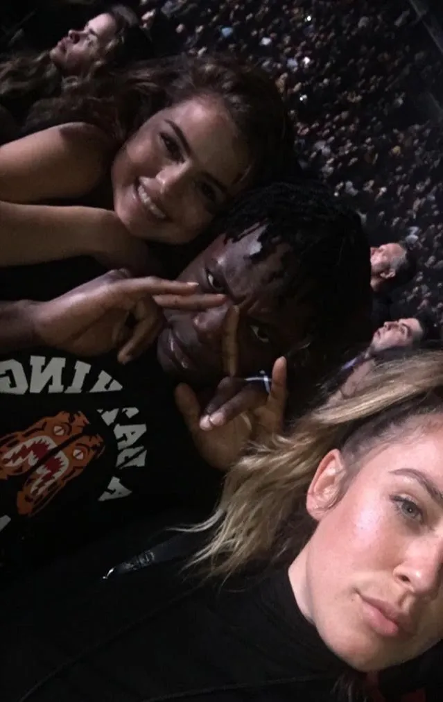 Selena asyik menikmati konser The Weeknd © instagram.com/tmarie247