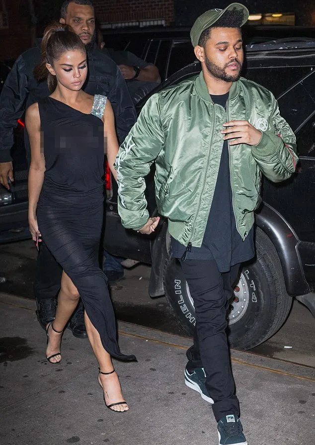 Selena pakai dress transparan saat dinner bersama The Weeknd © dailymail.co.uk