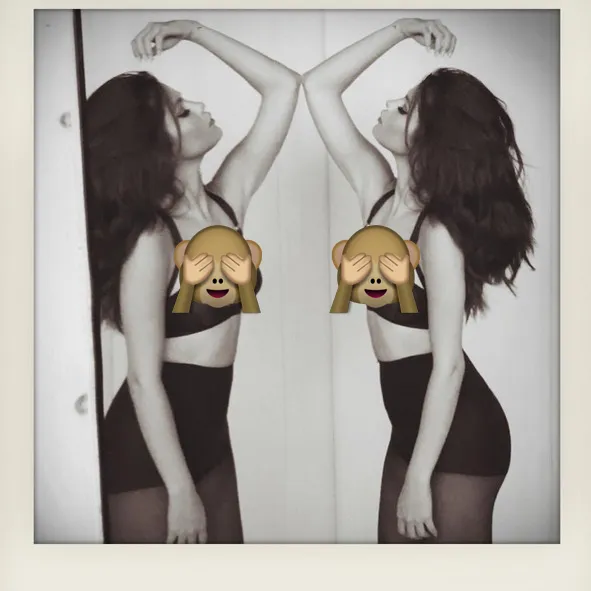 Selena pamer pose saat mengenakan lingerie © instagram.com/selenagomez