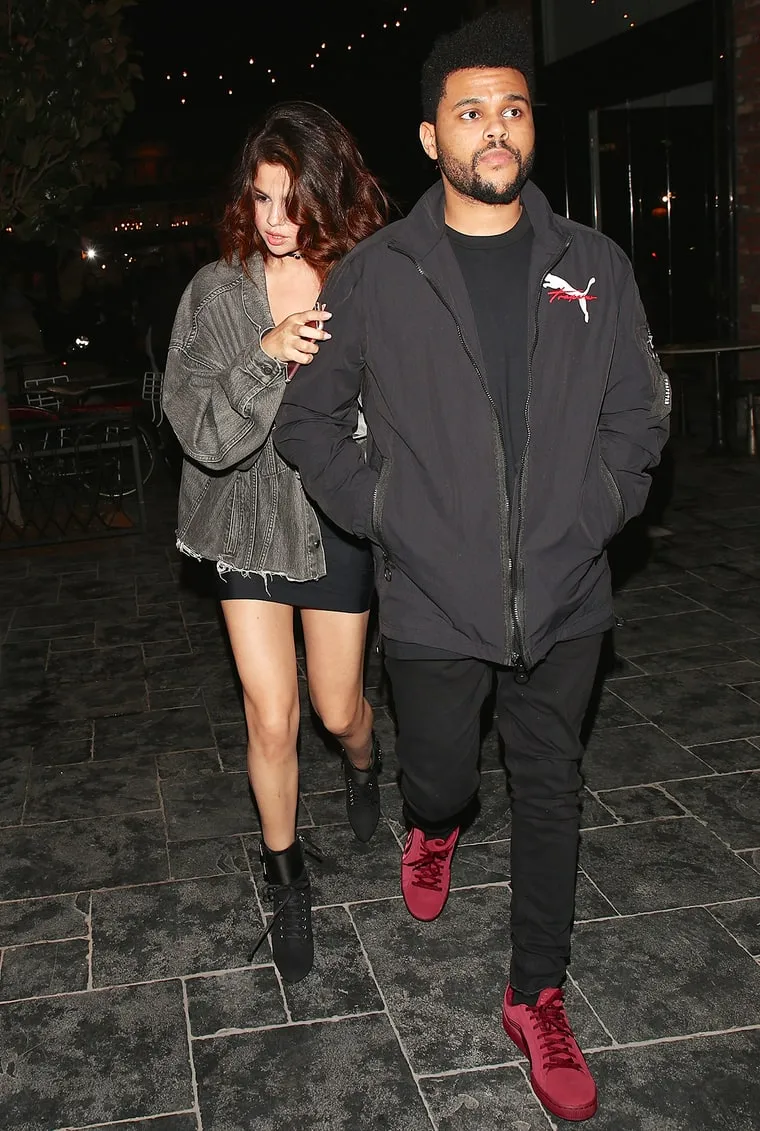 Selena ekspos kaki seksinya © usmagazine.com