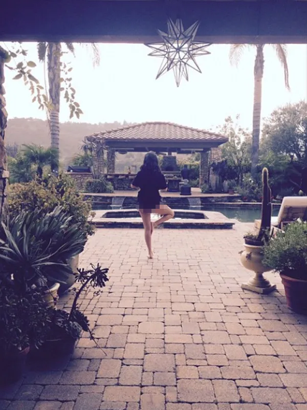 Berpose yoga tanpa celana, Selena umbar bagian pribadinya @ instagram.com/selenagomez