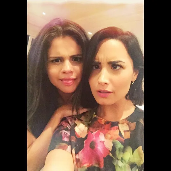 Selfie konyol Selena dan Demi, cantik mana? © instagram.com/ddlovato