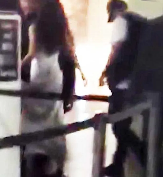 Selena dan Orlando tinggalkan klub bersama © TMZ