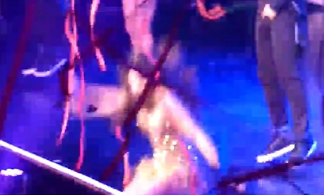 Selena jatuh di atas panggung @ dailymail.co.uk