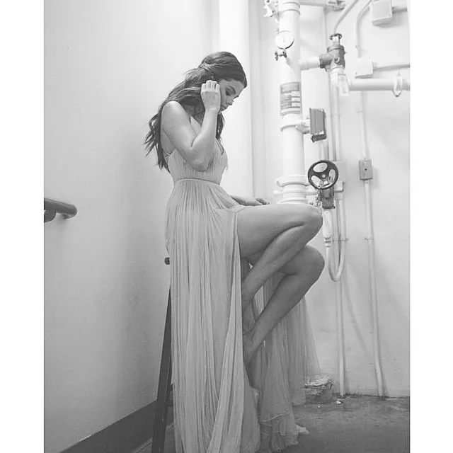 Selena cantik dan anggun dalam balutan dress ini @ instagram.com/selenagomez