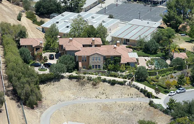 Inilah rumah mewah Selena yang dijual © Splashnews.com