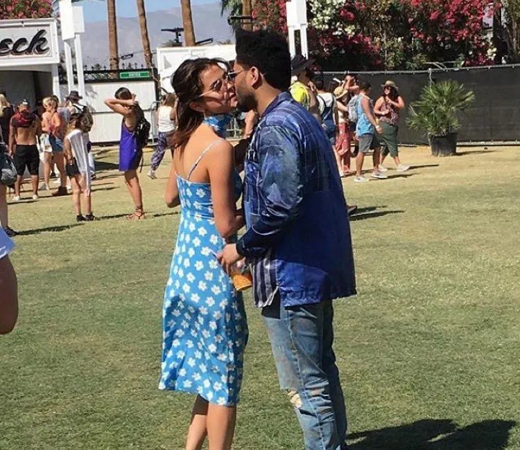 Kecupan manis Selena dan The Weeknd, bikin baper! © twitter.com/GomezSource