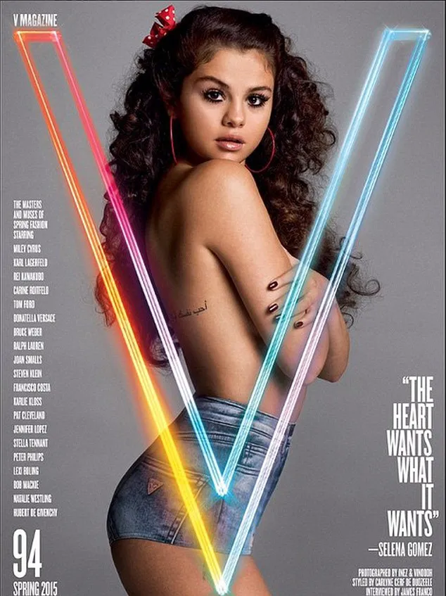 Pose seksi ala Selena @ V Magazine