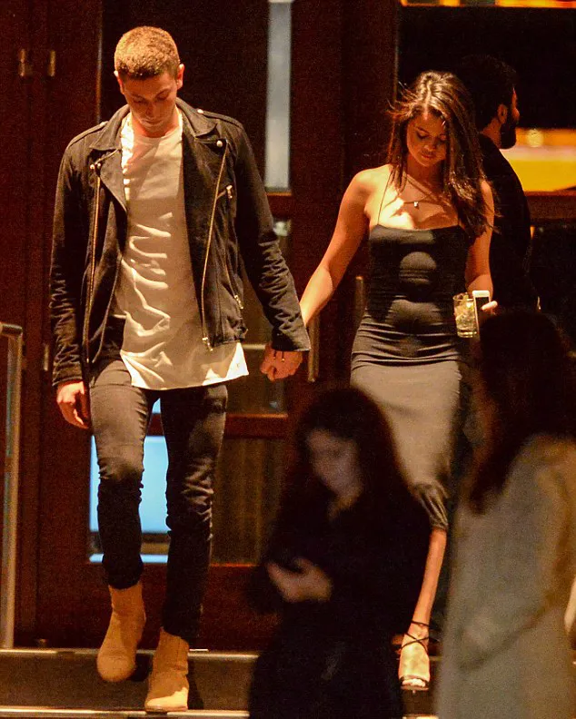 Selena dan Samuel gandengan mesra © Splashnews via dailymail.co.uk