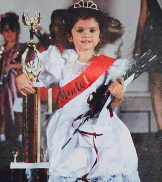 Selena 17 tahun yang lalu, cantik! @ twitter.com/selenagomez