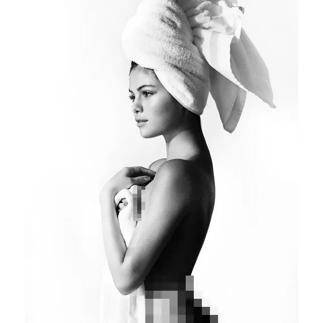 Selena tampil hot dan menggoda @ instagram.com/mariotestino