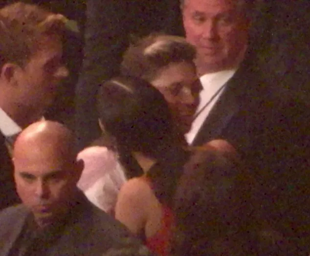 Selena dan Niall tertangkap pelukan © Splashnews/dailymail.co.uk