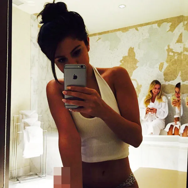 Pose selfie menggoda ala Selena © instagram.com/selenagomez