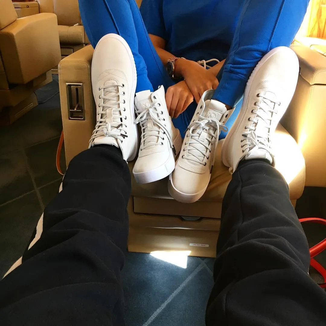 Selena dan The Weeknd couple-an sepatu © instagram.com/theweeknd