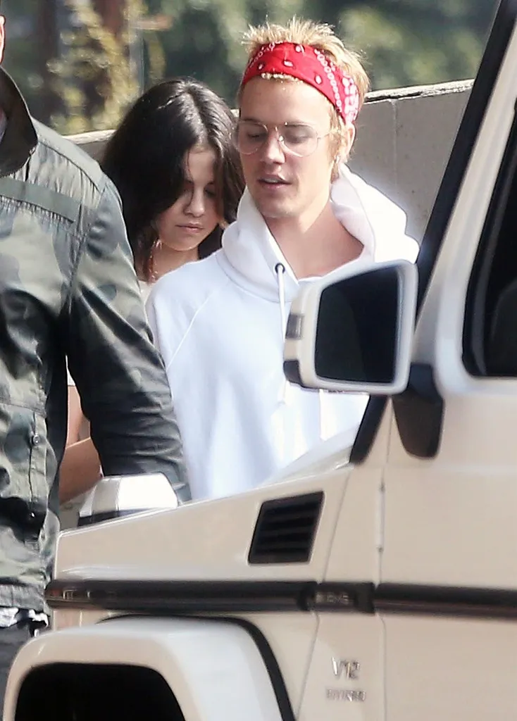 Selena dan Justin kompak berdandan casual © usmagazine.com