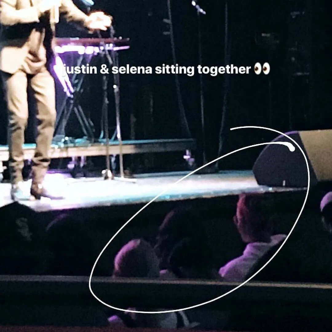 Selena dan Justin duduk bersebelahan dalam gereja © usmagazine.com