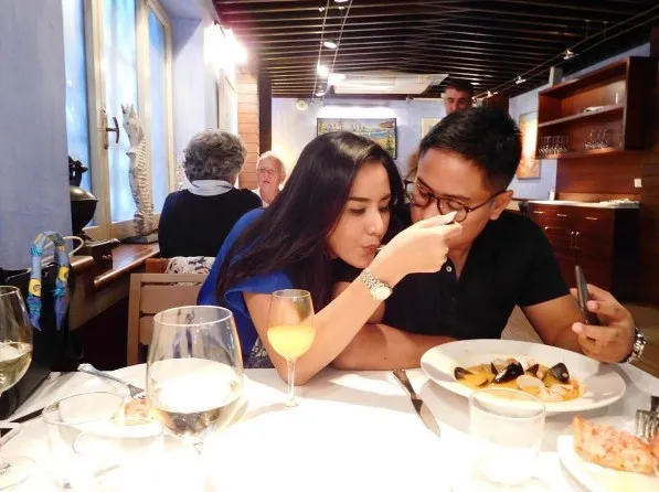 Selena dan Febry tetap makan masakan Indonesia saat di Eropa © instagram.com/selenalesandra