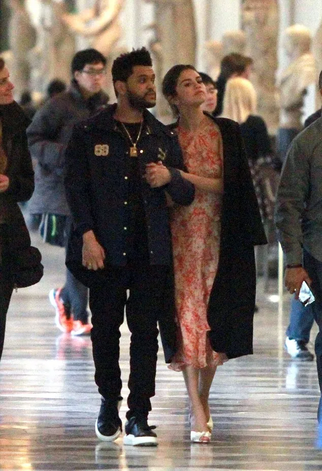 Selena & The Weeknd mesra saat di museum © via dailymail.co.uk