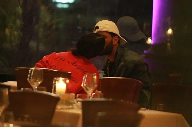 Selena & The Weeknd juga ciuman di restoran © via dailymail.co.uk