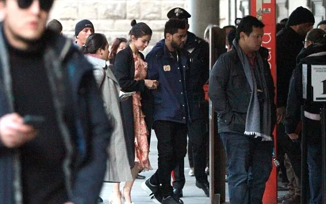 Demi jaga privasi, Selena dan The Weeknd sewa restoran untuk makan siang © via dailymail.co.uk