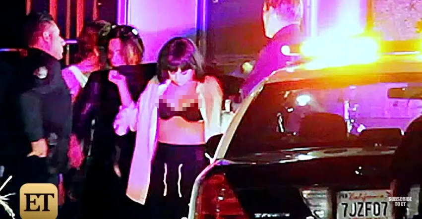 Salah satu adegan yang dilakukan Selena Gomez © Youtube.com/ Entertainment Tonight 