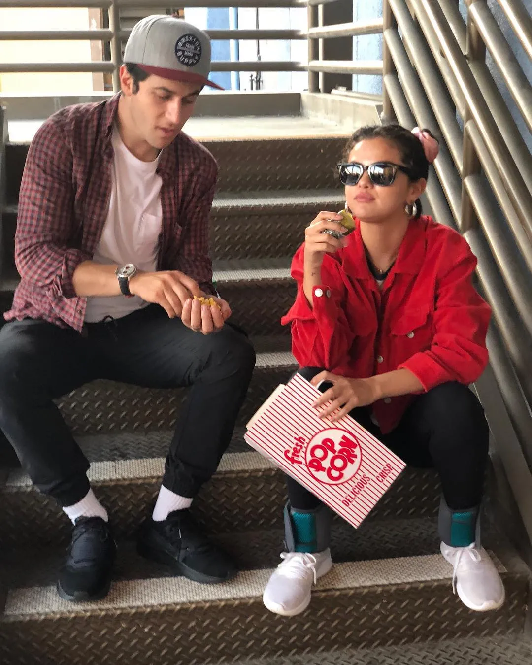 Tampil casual, Selena gak jaim makan di tangga. (instagram.com/selenagomez)