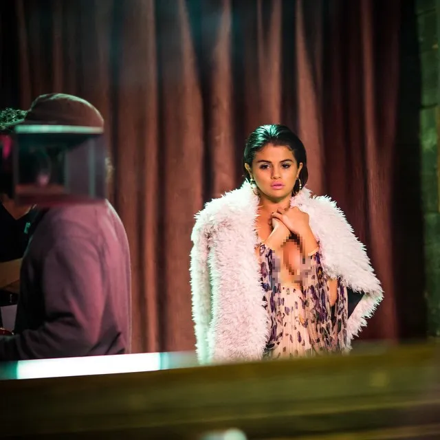 Selena Gomez pamer belahan dada © Instagram/Selena Gomez